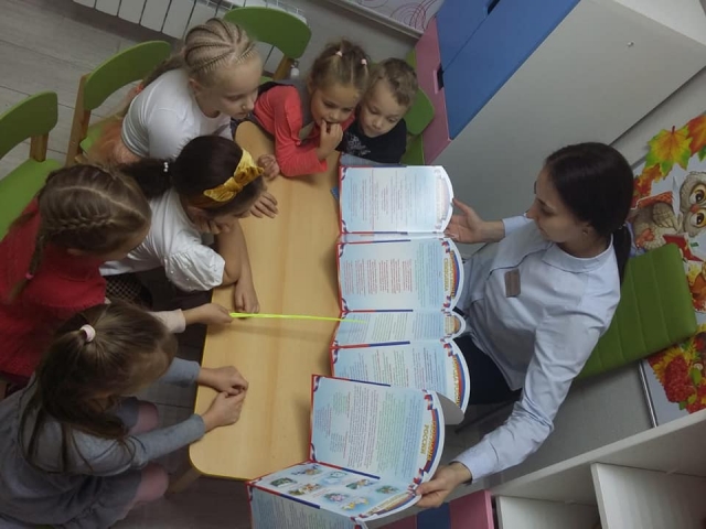 Юные исследователи продолжили знакомство с российским флагом