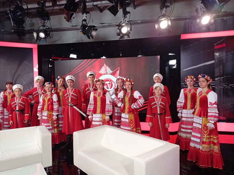 Юные артисты ансамбля кубанской народной песни &quot;Казачата&quot; поздравили краснодарцев с Днем Победы